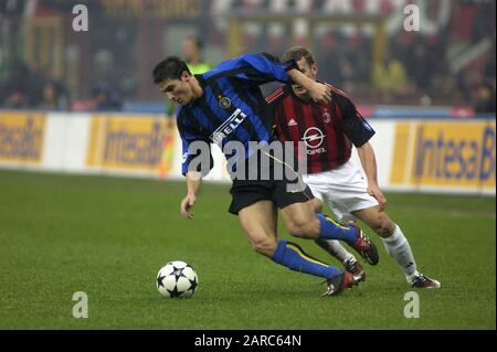 Mailand Italien, 23. November 2002, Stadion "G.MEAZZA SAN SIRO", Campionato di Calcio Seria A 2002/2003, AC Mailand - FC Inter:Javier Zanetti Im Einsatz während des Spiels Stockfoto