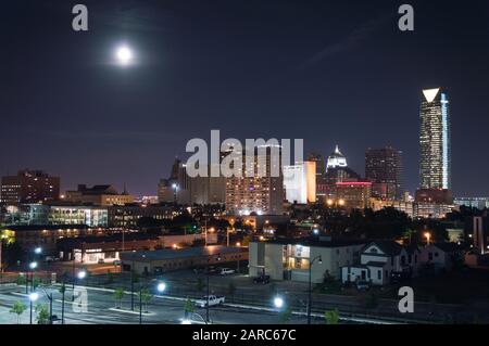Oklahoma City, Oklahoma, USA Skyline in der Innenstadt nachts. Stockfoto