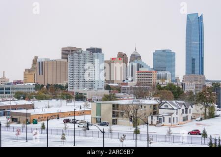 Seltener Schnee in der Innenstadt von Oklahoma City, Oklahoma USA. Blick auf die Skyline am Abend. Stockfoto