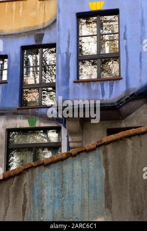 Details zum Kunst Haus, Wien, Museum Hundertwasser, Kunsthaus Hundertwasser von Friedensreich Hundertwasser, Wien, Österreich Stockfoto