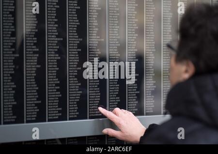 (200127) - Budapest, 27. Januar 2020 (Xinhua) - eine Frau besucht das Holocaust-Gedenkzentrum am Internationalen Holocaust-Gedenktag in Budapest, Ungarn am 27. Januar 2020. (Foto von Attila Volgyi/Xinhua) Stockfoto