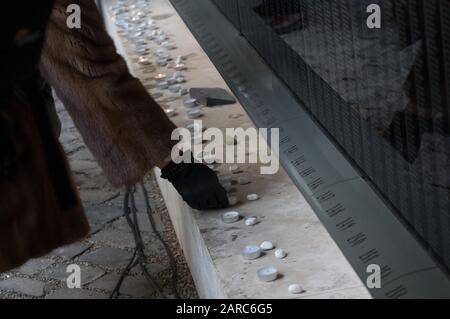 (200127) --BUDAPEST, 27. Januar 2020 (Xinhua) -- EIN Besucher veranstaltet am 27. Januar 2020 Kerzen im Holocaust-Gedenkzentrum am Internationalen Holocaust-Gedenktag in Budapest, Ungarn. (Foto von Attila Volgyi/Xinhua) Stockfoto