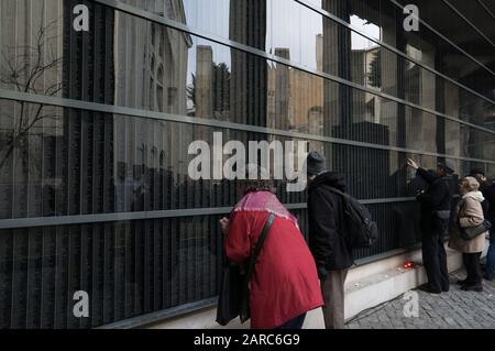 (200127) - Budapest, 27. Januar 2020 (Xinhua) - Die Menschen besuchen das Holocaust-Gedenkzentrum am Internationalen Holocaust-Gedenktag in Budapest, Ungarn am 27. Januar 2020. (Foto von Attila Volgyi/Xinhua) Stockfoto