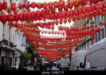 Chinesische Laternen schmücken die Straßen in China Town, London Stockfoto