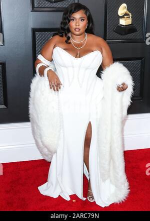 Los ANGELES, KALIFORNIEN, USA - 26. JANUAR: Sängerin Lizzo, die ein Atelier Versace Kleid, Rene Caovilla Schuhe und Lorraine Schwartz Schmuck trägt, kommt zu den 62. Jährlichen GRAMMY Awards, die am 26. Januar 2020 im Staples Center in Los Angeles, Kalifornien, USA abgehalten werden. (Foto von Xavier Collin/Image Press Agency) Stockfoto