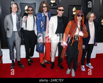 Los ANGELES, KALIFORNIEN, USA - 26. JANUAR: Matt Shultz, Brad Shultz, Jared Champion, Daniel Tichenor, Nick Bockrath und Matthan Minster of Cage The Elephant kommen zu den 62. GRAMMY Awards, die am 26. Januar 2020 im Staples Center in Los Angeles, Kalifornien, Vereinigte Staaten abgehalten werden. (Foto von Xavier Collin/Image Press Agency) Stockfoto