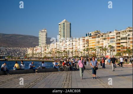 Die Kordon, die Uferpromenade in Izmir, Türkei an der ägeischen See Stockfoto