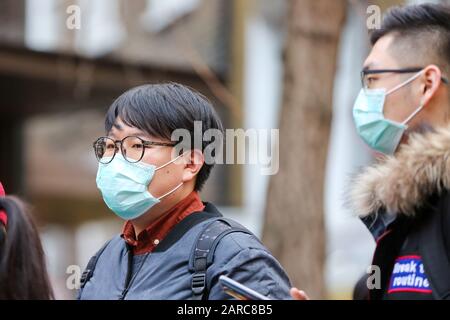 London, Großbritannien. Januar 2020. Männer werden im Zentrum Londons gesehen, die Schutzmasken tragen, während sie Vorsichtsmaßnahmen gegen Coronavirus ergreifen.73 Tests für Coronavirus, die in Großbritannien durchgeführt wurden und alle Ergebnisse negativ zurückkamen. Gutschrift: Steve Taylor/SOPA Images/ZUMA Wire/Alamy Live News Stockfoto
