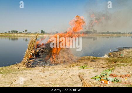 Das brennende Feuer einer Kremationsfeier Stockfoto