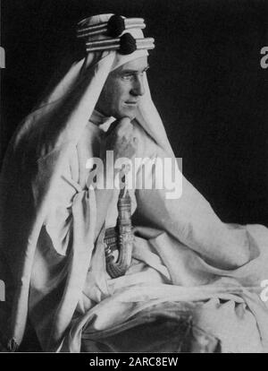 Porträtfoto von TE Lawrence in arabischer Tracht Stockfoto