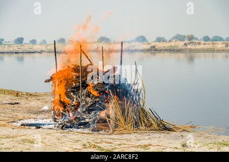 Das brennende Feuer einer Kremationsfeier Stockfoto