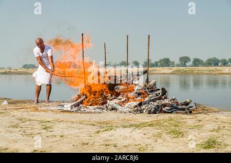 Der älteste Sohn, der das Feuer im Rahmen einer Feuerbestattung beibehielt Stockfoto