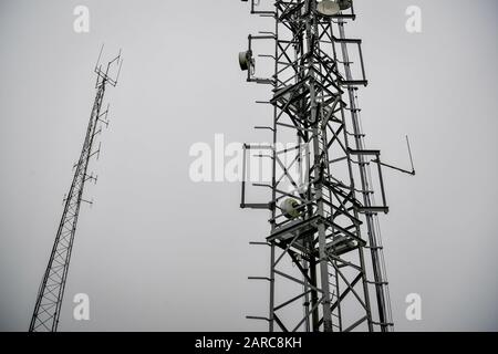 Telekommunikationsmasten in der Nähe von Dundry, Somerset. Großbritanniens Souveränität sei gefährdet, wenn das Land dem chinesischen Technologiegiganten Huawei den Bau seiner 5G-Infrastruktur zuerlaube, warnte der US-Außenminister. PA Foto. Bilddatum: Montag, 27. Januar 2020. Mike Pompeo bezeichnete die Entscheidung, die dem nationalen Sicherheitsrat bevorsteht, in einem letzten Klagegrund für Minister als "omentös", die den Aufruf voraussichtlich am Dienstag treffen werden. Siehe PA Story POLITIK Huawei. Der Lichtbildkredit sollte lauten: Ben Birchall/PA Wire Stockfoto