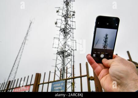 Ein Mobiltelefon neben Telekommunikationsmasten in der Nähe von Dundry, Somerset. Großbritanniens Souveränität sei gefährdet, wenn das Land dem chinesischen Technologiegiganten Huawei den Bau seiner 5G-Infrastruktur zuerlaube, warnte der US-Außenminister. PA Foto. Bilddatum: Montag, 27. Januar 2020. Mike Pompeo bezeichnete die Entscheidung, die dem nationalen Sicherheitsrat bevorsteht, in einem letzten Klagegrund für Minister als "omentös", die den Aufruf voraussichtlich am Dienstag treffen werden. Siehe PA Story POLITIK Huawei. Der Lichtbildkredit sollte lauten: Ben Birchall/PA Wire Stockfoto