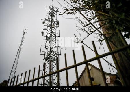 Telekommunikationsmasten in der Nähe von Dundry, Somerset. Großbritanniens Souveränität sei gefährdet, wenn das Land dem chinesischen Technologiegiganten Huawei den Bau seiner 5G-Infrastruktur zuerlaube, warnte der US-Außenminister. PA Foto. Bilddatum: Montag, 27. Januar 2020. Mike Pompeo bezeichnete die Entscheidung, die dem nationalen Sicherheitsrat bevorsteht, in einem letzten Klagegrund für Minister als "omentös", die den Aufruf voraussichtlich am Dienstag treffen werden. Siehe PA Story POLITIK Huawei. Der Lichtbildkredit sollte lauten: Ben Birchall/PA Wire Stockfoto