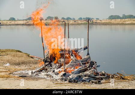 Das brennende Feuer einer Kremationsfeier Stockfoto