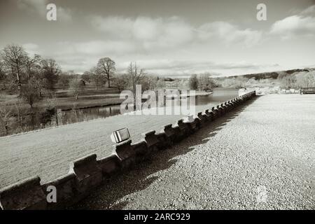 Blick von Ripley Castle auf einen See und Wald im Hintergrund an einem sonnigen Wintertag im Januar, Ripley, North Yorkshire, England, Großbritannien. Stockfoto