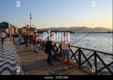 Angeln auf dem Kordon, der Uferpromenade in Izmir, Türkei an der ägeischen See Stockfoto