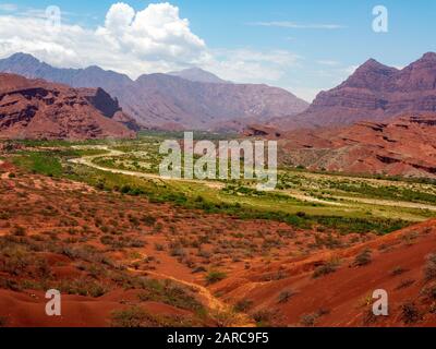 Blick auf Quebrada de Las Conchas vom Aussichtspunkt Tres Cruces auf die Ruta 68, die Salta mit Cafayate, Argentinien verbindet Stockfoto