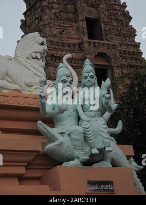 Vertikale Aufnahme von hinduistischen Gottheiten Steinstatuen Stockfoto