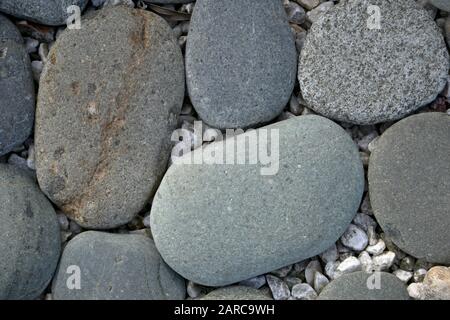 Flache ovale große Steine liegen auf kleinen. Stockfoto