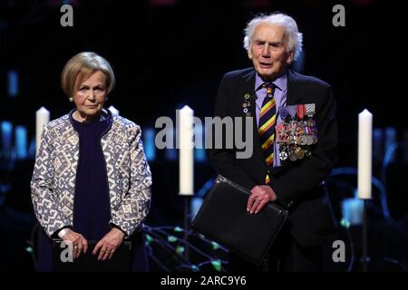 Mala Tribich MBE, Bergen-Belsen-Überlebende und Ian Forsyth MBE sprechen während der Gedenkfeier zum Holocaust-Gedenktag in der Central Hall in Westminster, London. Stockfoto