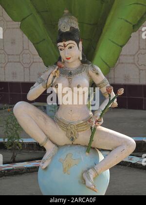 Vertikale Aufnahme einer Hindu-Statue am Tag Stockfoto