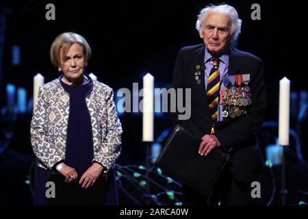 Mala Tribich MBE, Bergen-Belsen-Überlebende und Ian Forsyth MBE sprechen während der Gedenkfeier zum Holocaust-Gedenktag in der Central Hall in Westminster, London. Stockfoto