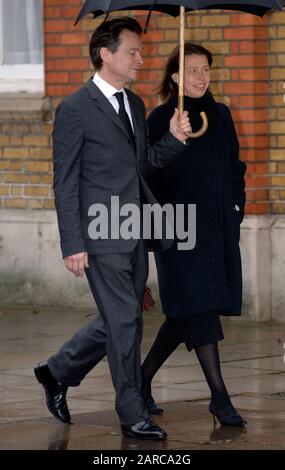 Lady Sarah Chatto und ihr Mann Daniel nehmen an der Beerdigung des Lieblingsbutlers Wiliam Tallon der Königinmutter Teil, der auch liebevoll als "Backstairs Billy" in der Queen's Chapel im St James's Palace, London im Jahr 2007 bekannt war. Stockfoto