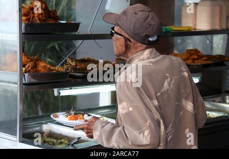 Gäste eines Café-Buffets im Freien in Kuala Lumper Stockfoto