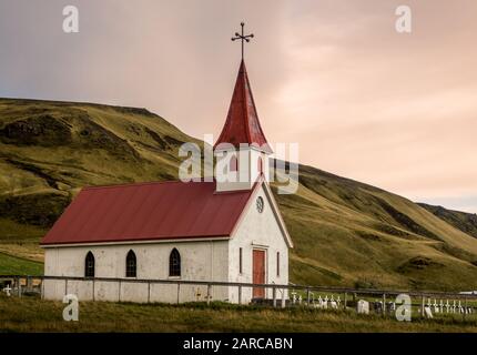 Kleine weiße Kirche mit einem roten Dach Reyniskyrka in Vik Island Stockfoto