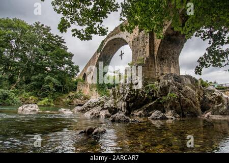 Alte römische Brücke in Cangas de Onis, Spanien Stockfoto