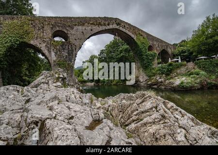 Alte römische Brücke in Cangas de Onis, Spanien Stockfoto