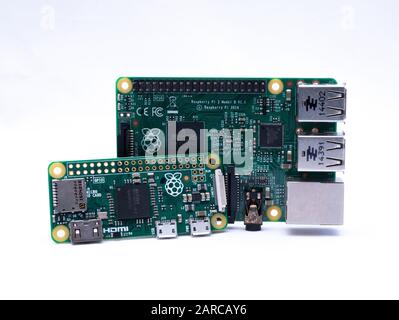 Großbritannien, Januar 2020: Raspberry Pi 2 Modell B und Null auf weißem Hintergrund Stockfoto