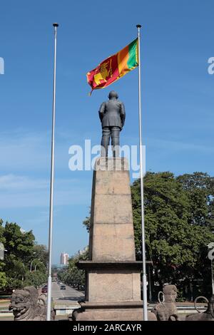 Statue Des Ersten Premierministers der Rt Hon Don Stephen Senanayake, Der Vater der Nation, der auf Dem Unabhängigkeitsplatz steht und die Unabhängigkeit A betrachtet Stockfoto