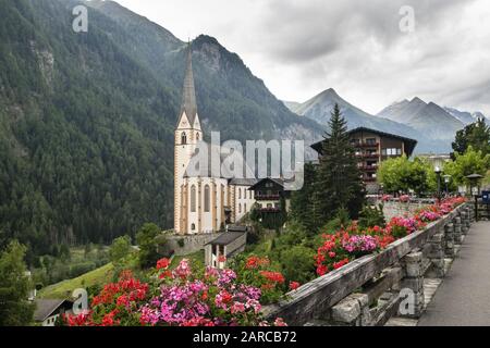 Schöne Aufnahme der St. Vincent Kirche in Heiligenblut, Österreich Stockfoto