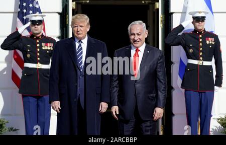 Washington, Vereinigte Staaten. Januar 2020. Präsident Trump begrüßt den israelischen Premierminister Bejamin Netanyahu am Montag, 27. Januar 2020 im Weißen Haus in Washington, DC. Foto von Leigh Vogel/UPI Credit: UPI/Alamy Live News Stockfoto