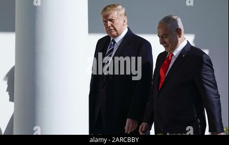 Washington, Vereinigte Staaten. Januar 2020. Präsident Trump und der israelische Premierminister Bejamin Netanyahu gehen am Montag, 27. Januar 2020, in Washington, D.C. zum Oval Office im Weißen Haus. Foto von Leigh Vogel/UPI Credit: UPI/Alamy Live News Stockfoto