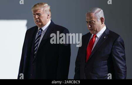 Washington, Vereinigte Staaten. Januar 2020. Präsident Trump und der israelische Premierminister Bejamin Netanyahu gehen am Montag, 27. Januar 2020, in Washington, D.C. zum Oval Office im Weißen Haus. Foto von Leigh Vogel/UPI Credit: UPI/Alamy Live News Stockfoto