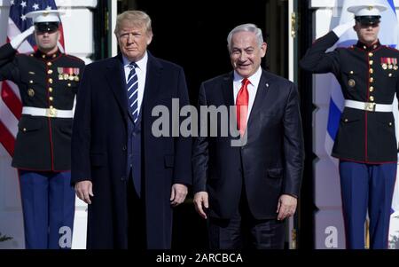 Washington, Vereinigte Staaten. Januar 2020. Präsident Trump begrüßt den israelischen Premierminister Bejamin Netanyahu am Montag, 27. Januar 2020 im Weißen Haus in Washington, DC. Foto von Leigh Vogel/UPI Credit: UPI/Alamy Live News Stockfoto