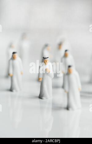 Selektive Fokusaufnahme von kleinen Statuen von muslimischen Männern in Traditionelle weiße Kostüme Stockfoto