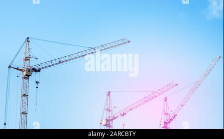 Innen Platz für viele Hochhäuser im Bau und Krane unter blauem Himmel Stockfoto