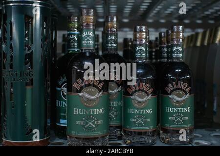 Tjumen, Russland - 20. November 2019: Wodka Beluga Jagdflasche. Verkauf von alkoholischen Getränken in U-Bahn-Hypermärkten, Wodka für die Jagd Stockfoto