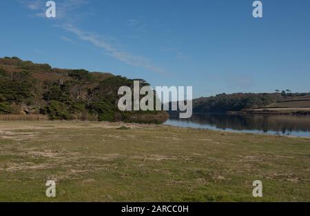 LOE Pool, ein Süßwassersee an einem sonnigen Wintermorgen auf dem South West Coast Path in Porthleven im ländlichen Cornwall, England, Großbritannien Stockfoto