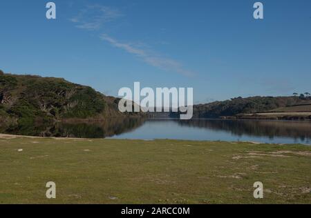 LOE Pool, ein Süßwassersee an einem sonnigen Wintermorgen auf dem South West Coast Path in Porthleven im ländlichen Cornwall, England, Großbritannien Stockfoto