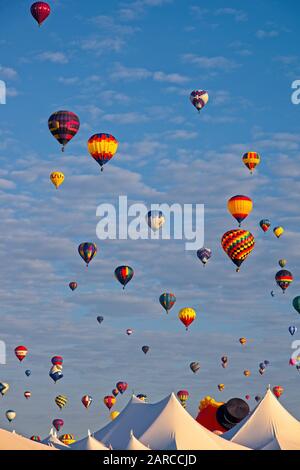 Heißluftballons über Zelten im Albuquerque 2019 Balloon Fiesta Stockfoto