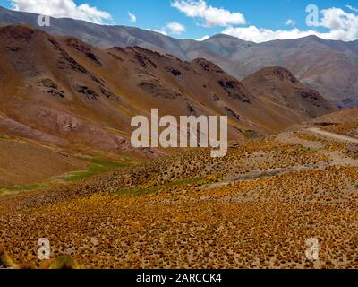 Tiefe Täler von der Ruta 40 aus gesehen, die Straße, die Cachi mit San Antonio de Los Cobres, Argentinien verbindet Stockfoto