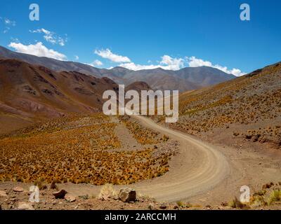 Tiefe Täler von der Ruta 40 aus gesehen, die Straße, die Cachi mit San Antonio de Los Cobres, Argentinien verbindet Stockfoto