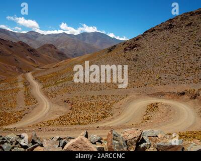 Tiefe Täler von der Ruta 40 aus gesehen, die Straße, die Cachi mit San Antonio de Los Cobres, Argentinien verbindet Stockfoto