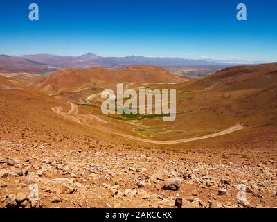 Tiefe Täler von der Ruta 40 aus gesehen, die Straße, die Cachi mit San Antonio de Los Cobres, Argentinien verbindet Stockfoto